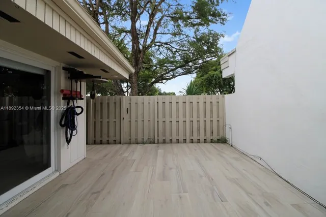 a view of a backyard