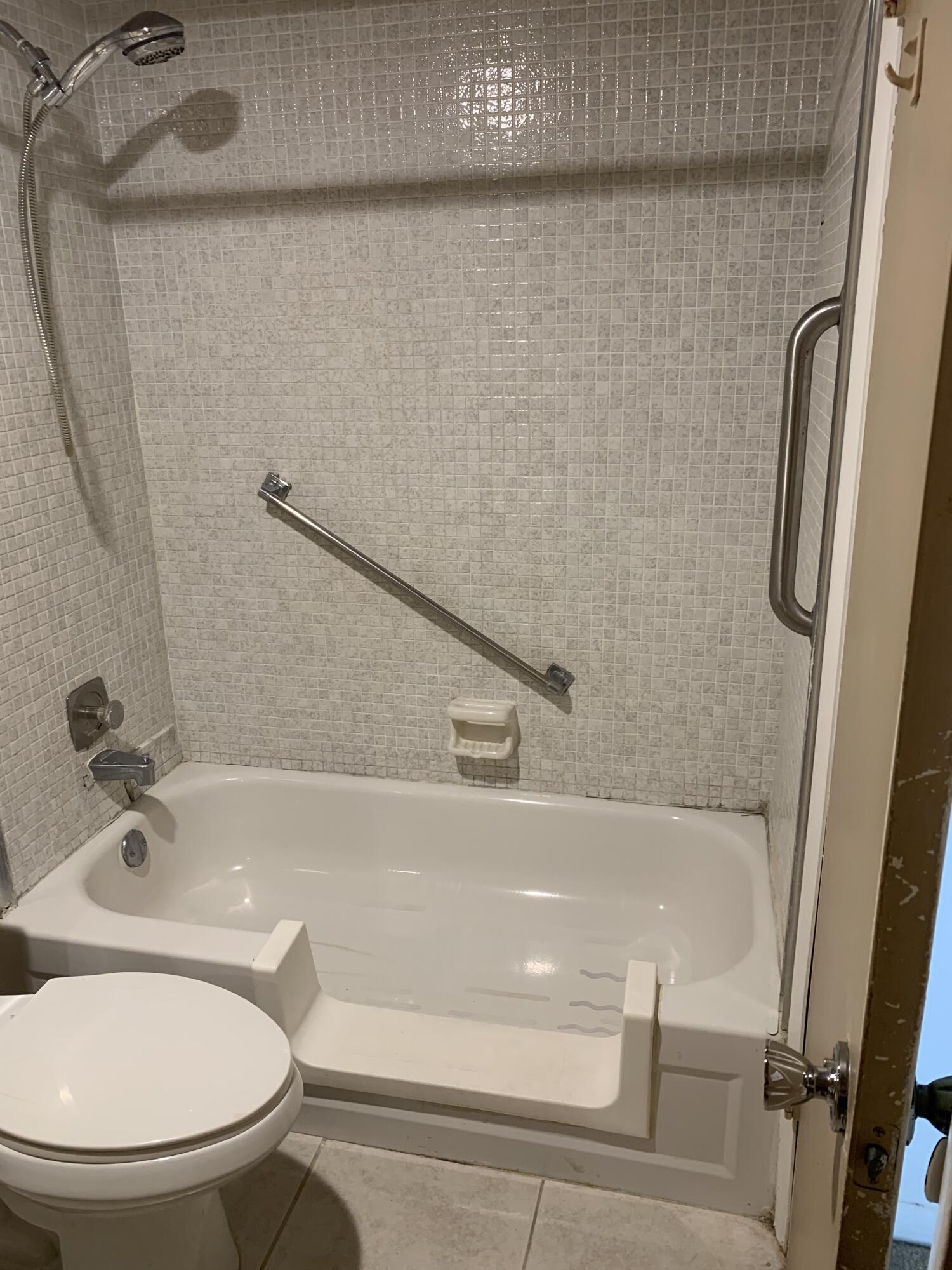 415 Monaco Way Delray Beach, FL 33446 - Photo 12 of 56 Full bathroom tub