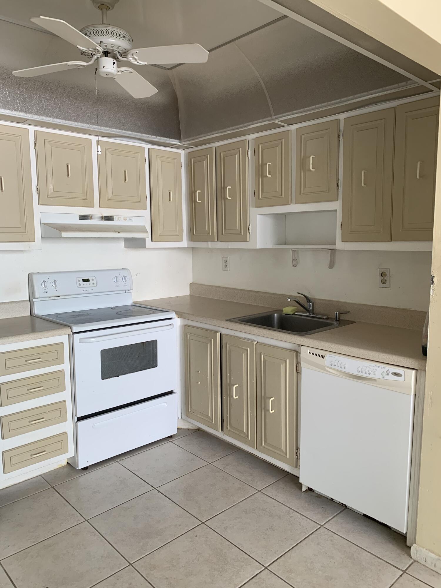 415 Monaco Way Delray Beach, FL 33446 - Photo 6 of 56 kitchen