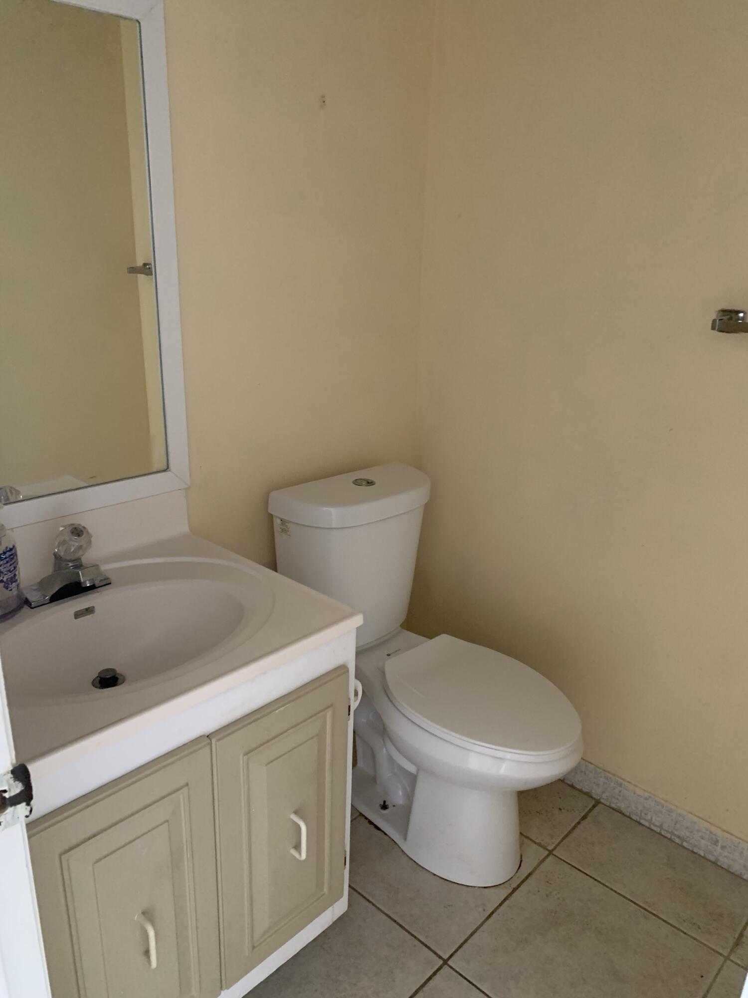 415 Monaco Way Delray Beach, FL 33446 - Photo 8 of 56 Half bathroom2