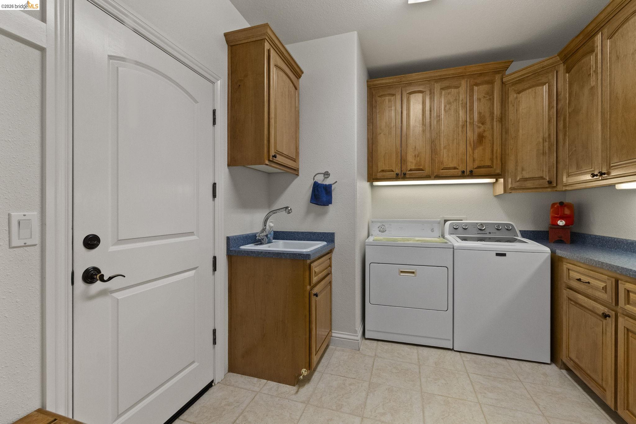 18558 Olov Road Sonora, CA 95370 - Photo 34 of 45 a utility room with cabinets washer and dryer