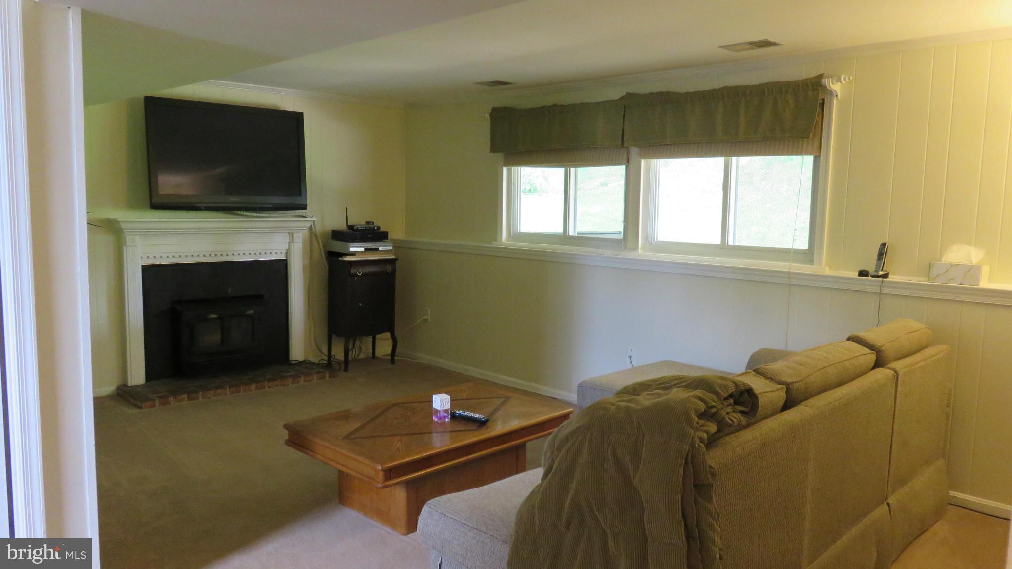 12905 Sturbridge Road Woodbridge, VA 22192 - Photo 16 of 30 Family Room