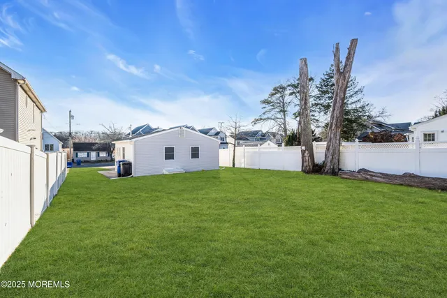 a view of a house with backyard and garden
