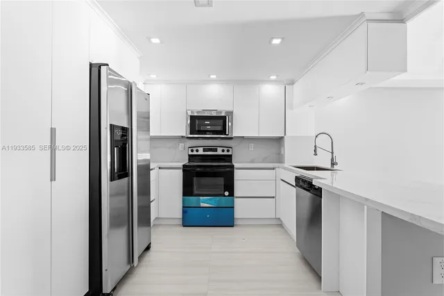 $5,000 | 5555 Collins Avenue, Unit 14N, Miami Beach, FL 33140