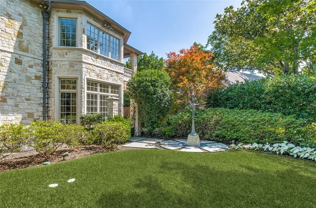 a view of a back yard