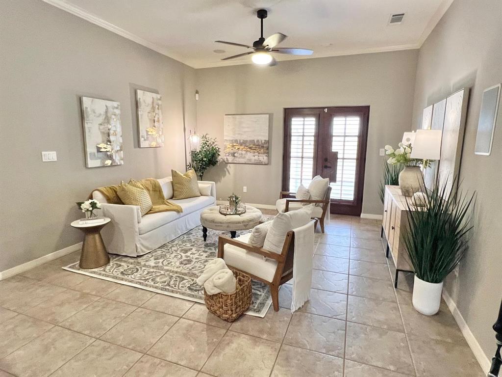 4323 Gilbert Avenue, Unit 4 Dallas, TX 75219 - Photo 9 of 40 a living room with patio furniture and a potted plant