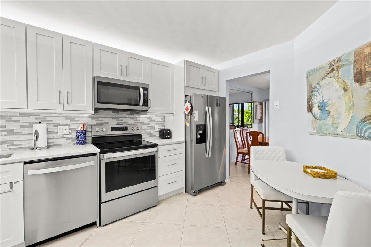 5851 Camino Del Sol, Unit 203 Boca Raton, FL 33433 - Photo 3 of 33 KITCHEN