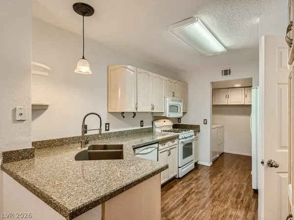 $1,995 | 1044 Grammy Drive, Las Vegas, NV 89145