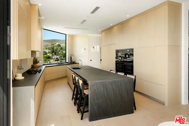 $9,980,000 | 5931 Kanan Dume Road, Malibu, CA 90265