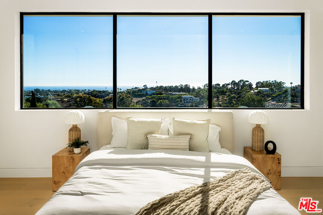 5931 Kanan Dume Road Malibu, CA 90265 - Photo 38 of 53 a view of a balcony next to a yard