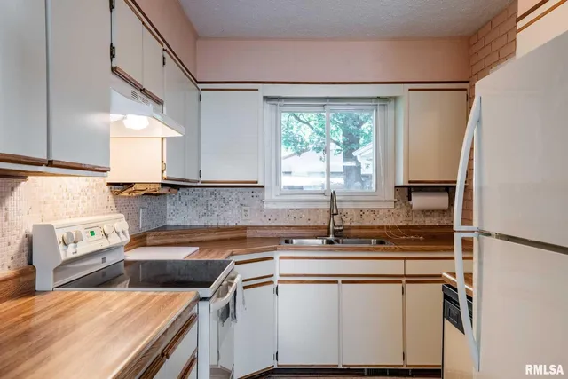 $198,000 | 109 Weisbrook Lane, Carterville, IL 62918