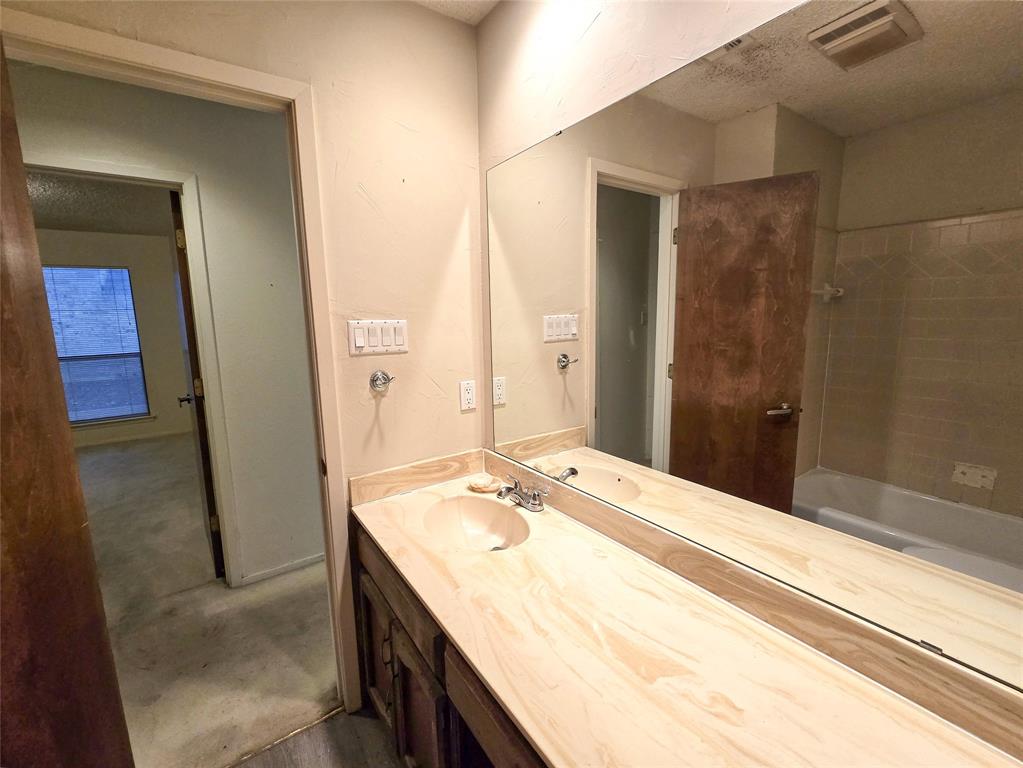 2215 Winter Sunday Way Arlington, TX 76012 - Photo 24 of 29 Hall Bath