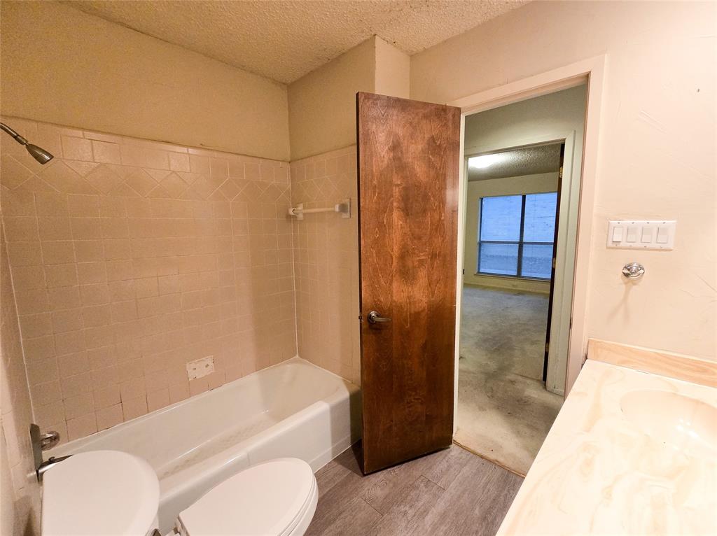 2215 Winter Sunday Way Arlington, TX 76012 - Photo 25 of 29 Hall Bath