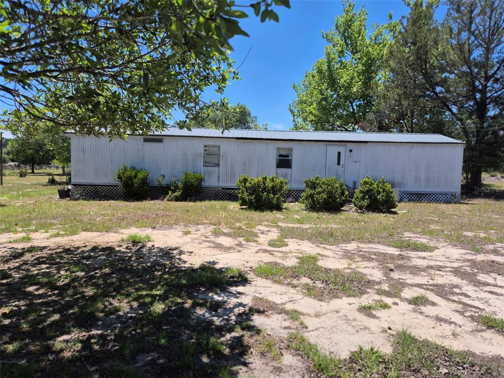 11651 Northeast 73rd Lane Bronson, FL 32621 - Photo 5 of 39 a backyard of a house