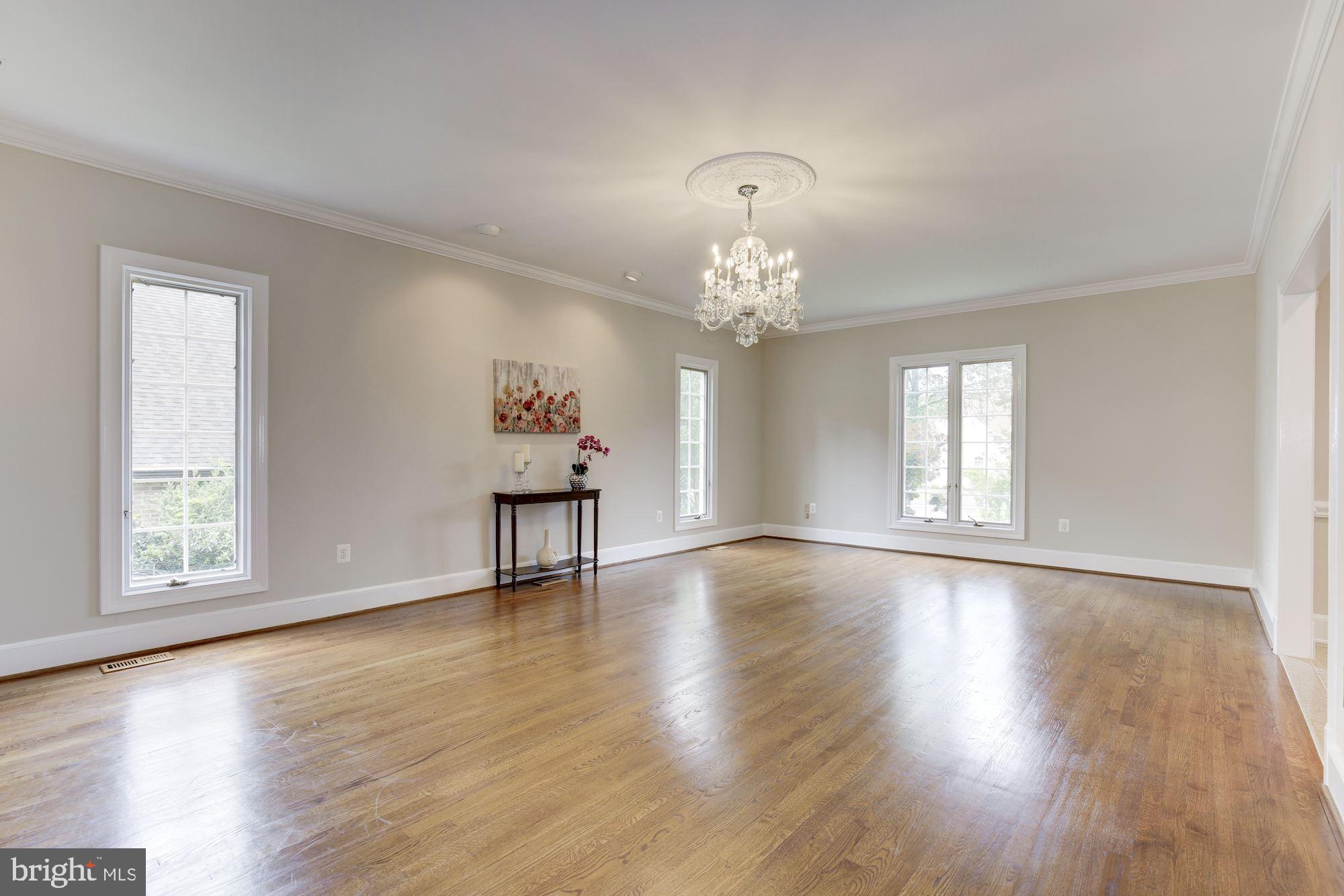 9809 Hall Road Potomac, MD 20854 - Photo 11 of 55 Sun drenched living room