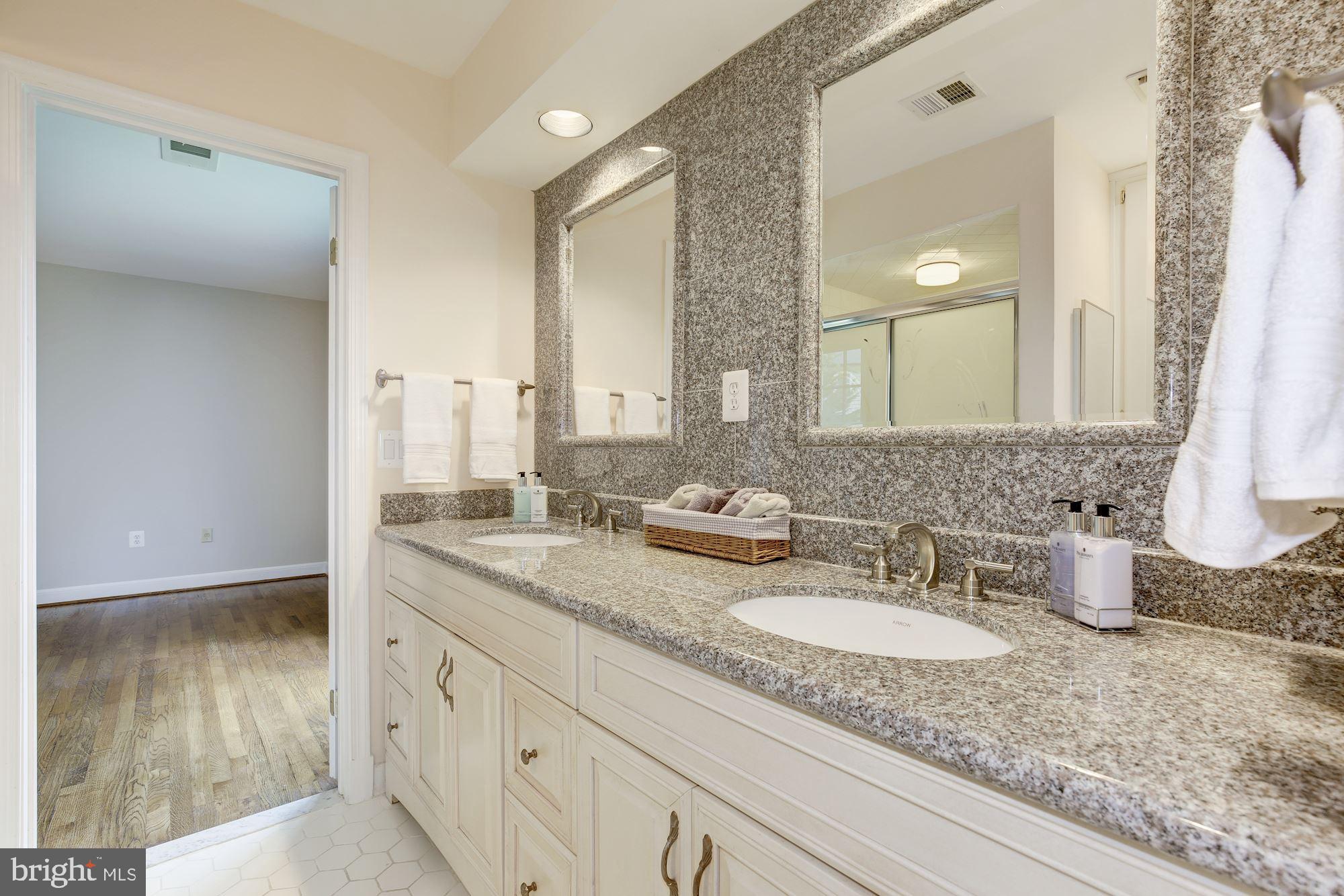 9809 Hall Road Potomac, MD 20854 - Photo 31 of 55 Upper Level Bathroom 2 (Jack-and-Jill)