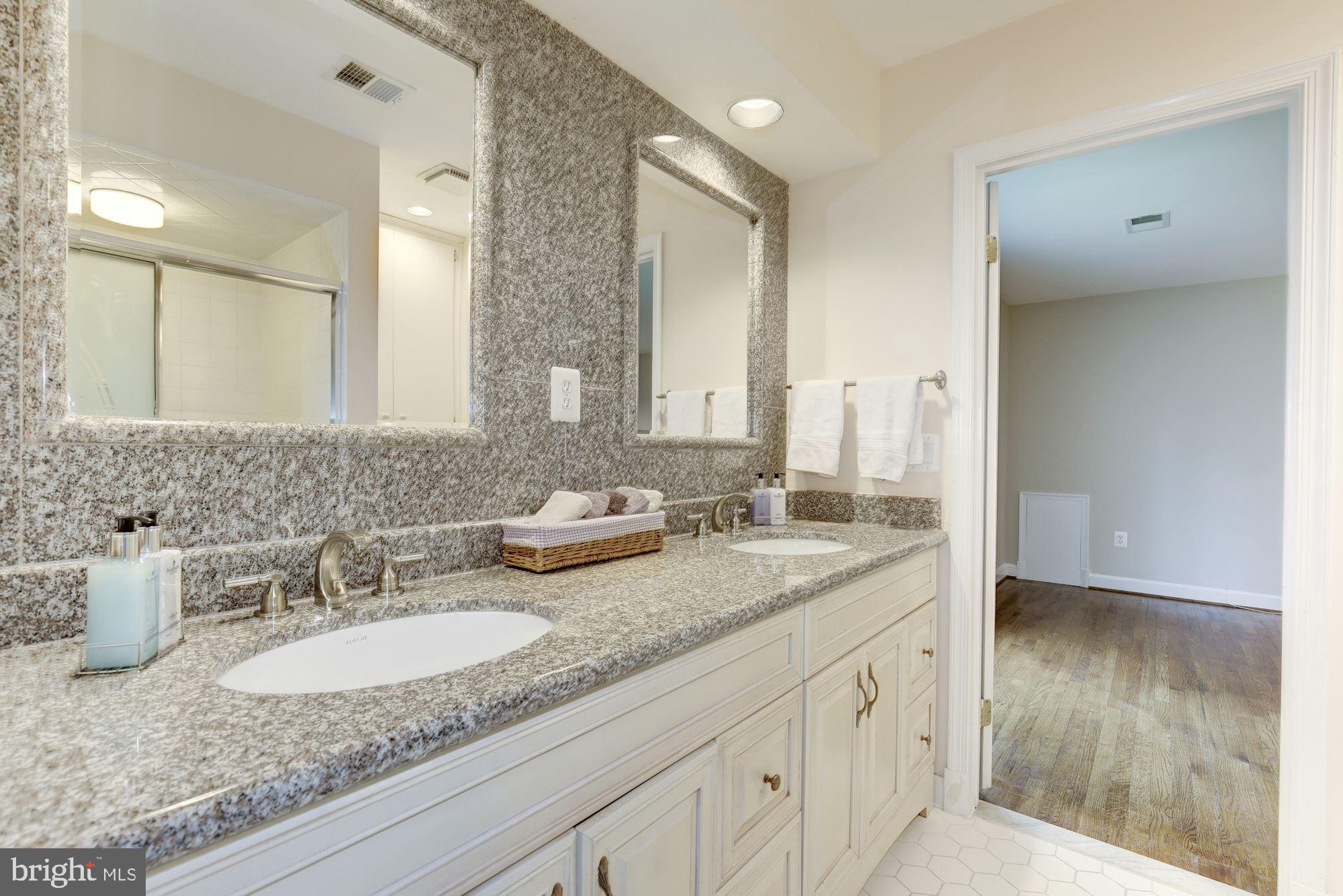 9809 Hall Road Potomac, MD 20854 - Photo 33 of 55 Upper Level Bathroom 2 (Jack-and-Jill)