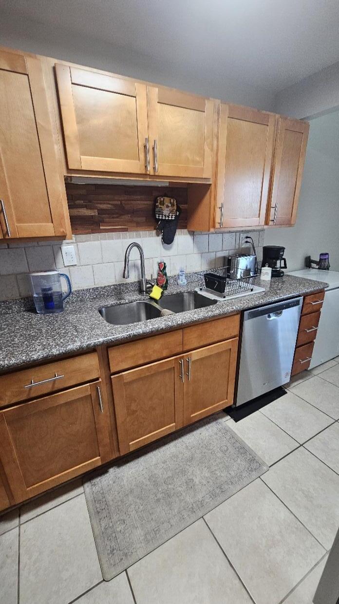 4 Royal Palm Way, Unit 6050 Boca Raton, FL 33432 - Photo 15 of 35 a kitchen with stainless steel appliances granite countertop a sink and cabinets