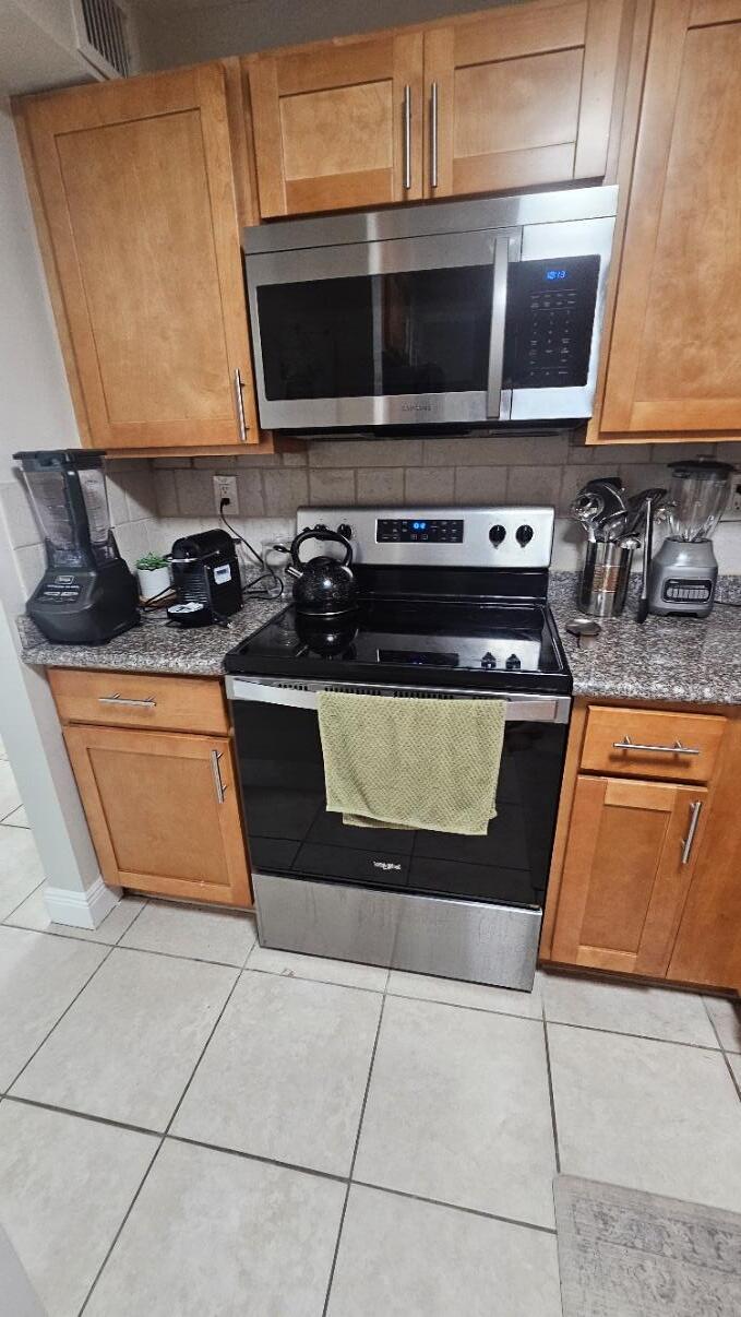 4 Royal Palm Way, Unit 6050 Boca Raton, FL 33432 - Photo 16 of 35 a kitchen with a stove and a microwave