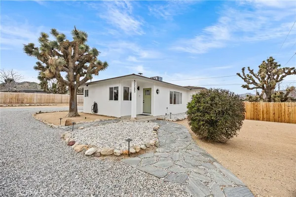 $2,600 | 55585 Onaga Trail, Yucca Valley, CA 92284