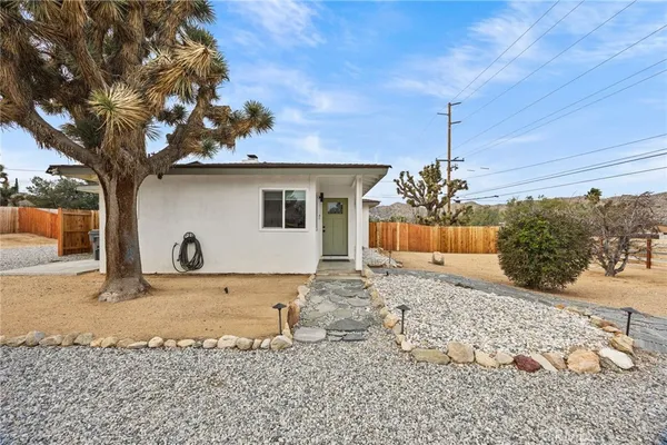 $2,600 | 55585 Onaga Trail, Yucca Valley, CA 92284