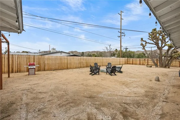 $2,600 | 55585 Onaga Trail, Yucca Valley, CA 92284