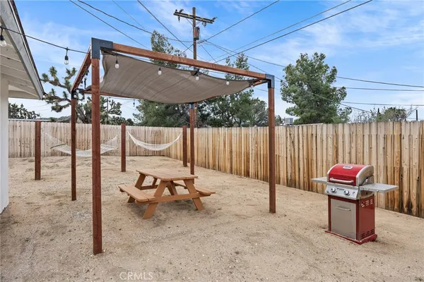 $2,600 | 55585 Onaga Trail, Yucca Valley, CA 92284