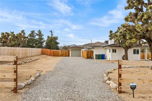 $2,600 | 55585 Onaga Trail, Yucca Valley, CA 92284