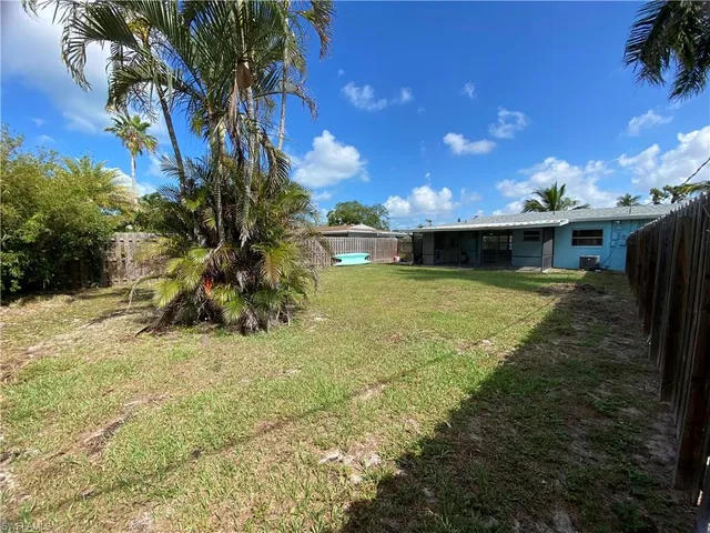 a view of a backyard
