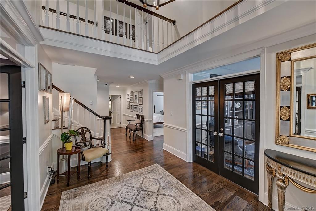 859 Museum Drive Charlotte, NC 28207 - Photo 3 of 23 a living room with furniture