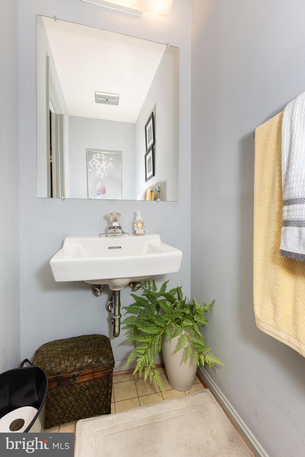 502 Brighton Place Baltimore, MD 21221 - Photo 17 of 42 a dining room with furniture and a window