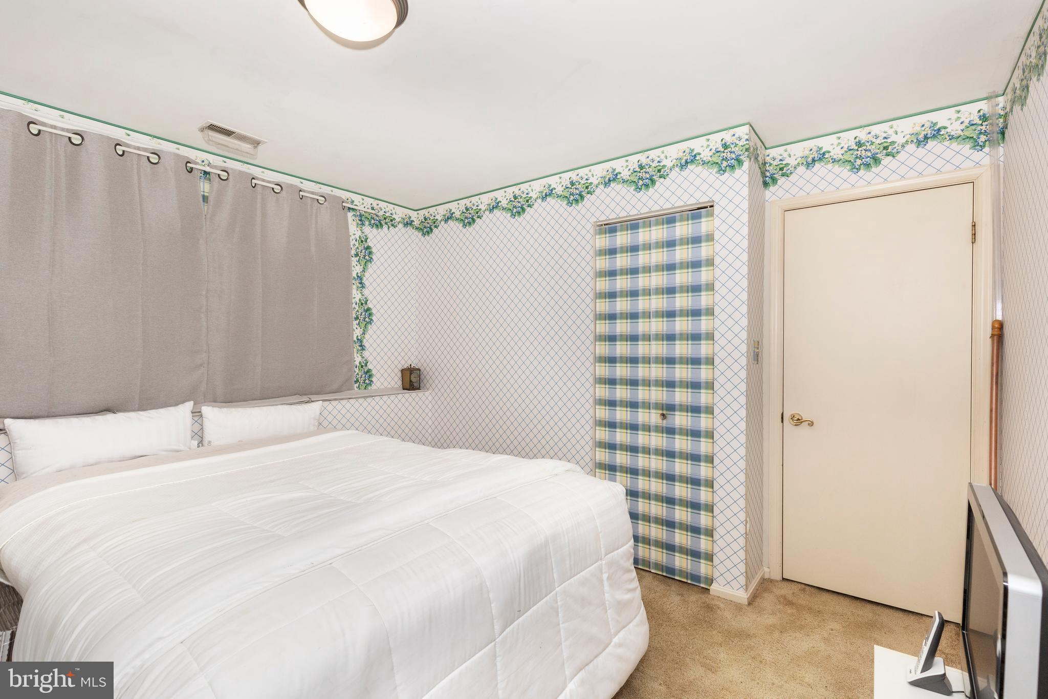 502 Brighton Place Baltimore, MD 21221 - Photo 19 of 42 a bedroom with a bed and a window