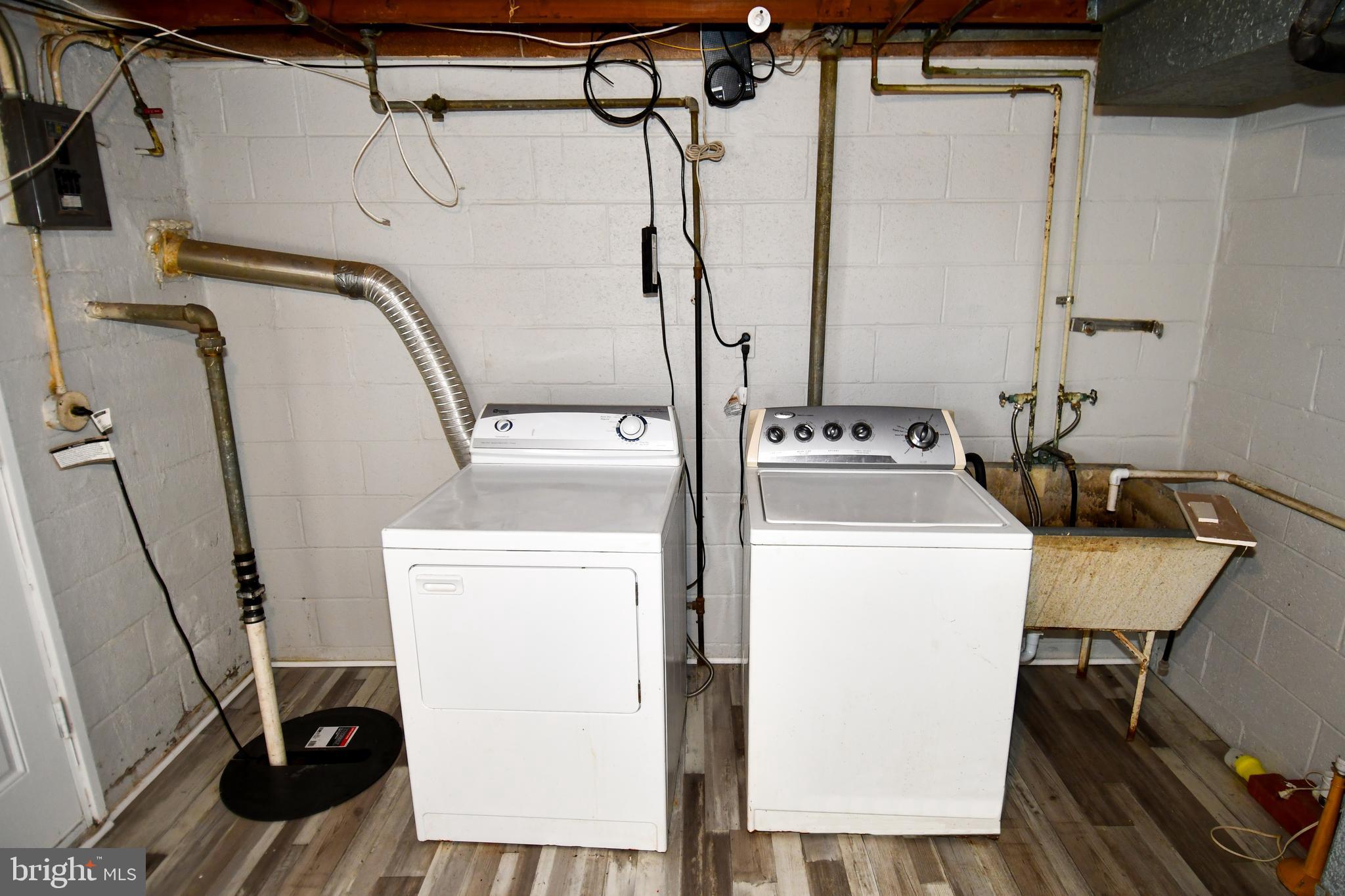 4223 Labyrinth Road Baltimore, MD 21215 - Photo 20 of 22 a utility room with dryer and washer