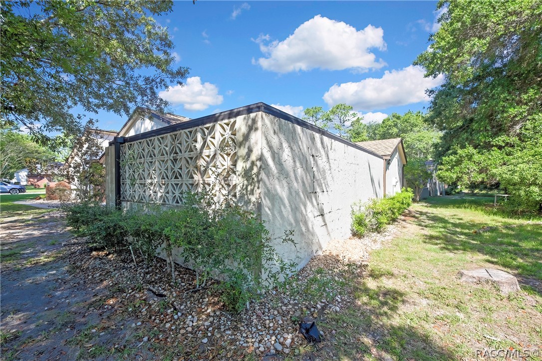 2 Quail Run Homosassa, FL 34446 - Photo 21 of 36 Latticed privacy wall at end of lanai