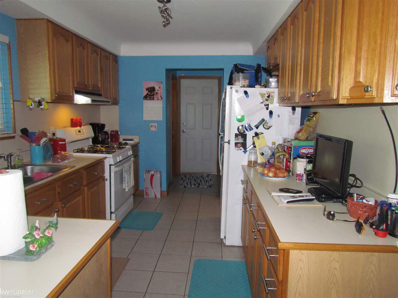 8530 Dale Center Line, MI 48015 - Photo 6 of 21 31324221-5.JPG