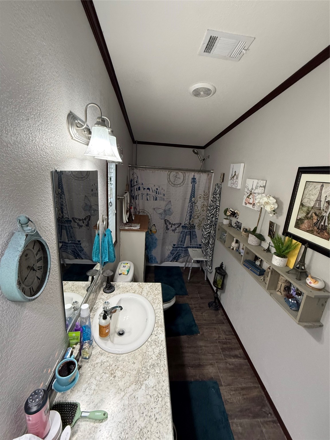 178 Commanche Drive Onalaska, TX 77360 - Photo 11 of 18 a dining room with furniture and a mirror