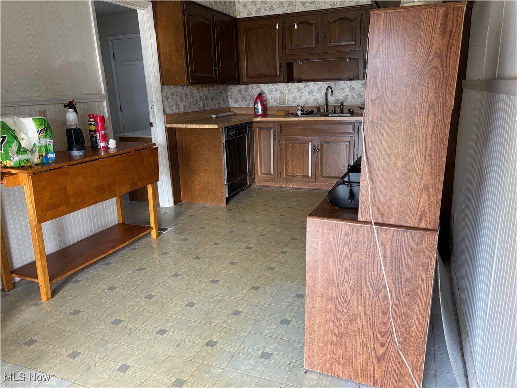 9517 Brick Church Road Cambridge, OH 43725 - Photo 5 of 26 Kitchen