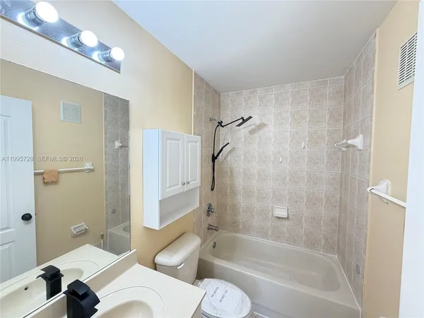 $2,200 | 7080 Northwest 177th Street, Unit 20913, Hialeah, FL 33015