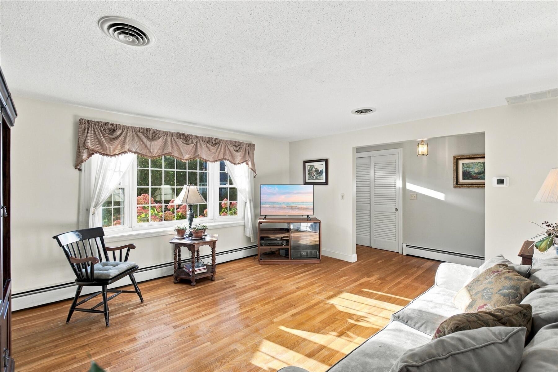 402 Prince Hinckley Road Centerville, MA 02632 - Photo 8 of 30 LR2
