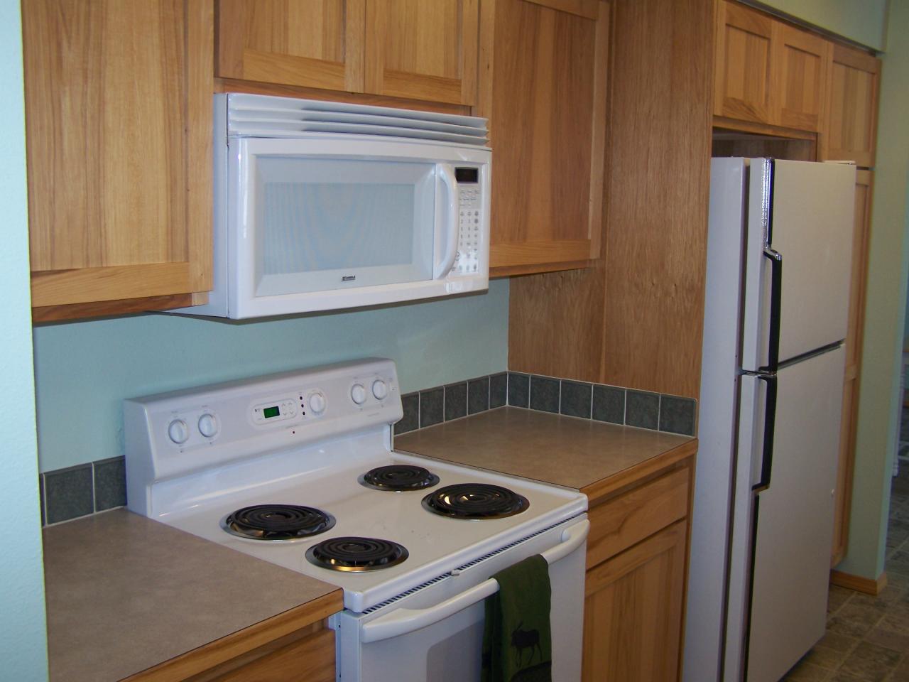 171 Schlect Road Yakima, WA 98908 - Photo 2 of 8 a kitchen with a refrigerator and a stove top oven