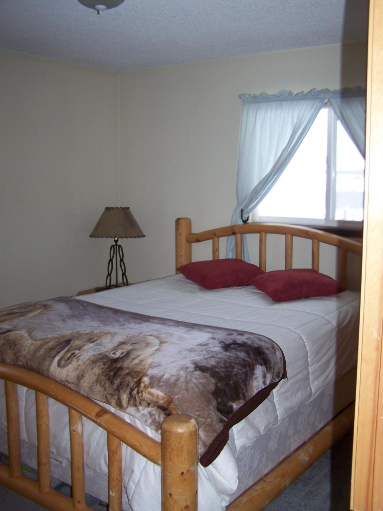 171 Schlect Road Yakima, WA 98908 - Photo 3 of 8 a bedroom with a bed a window and a dresser