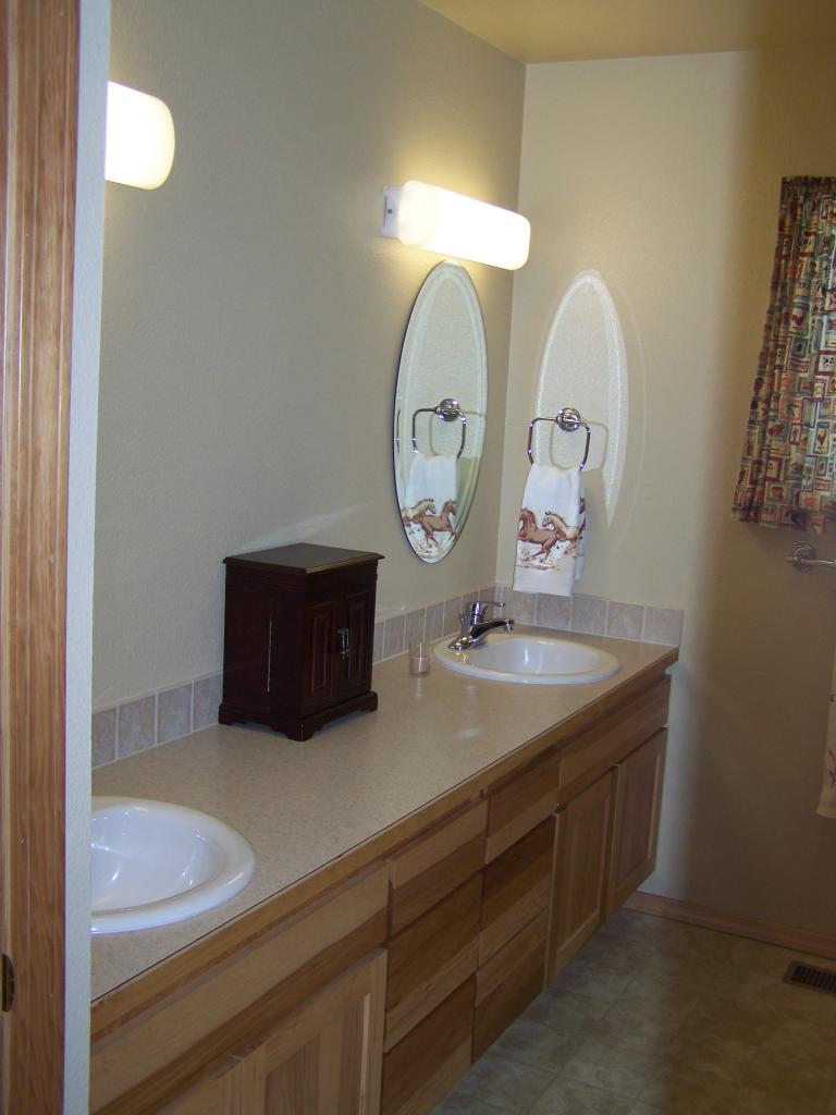 171 Schlect Road Yakima, WA 98908 - Photo 4 of 8 a living room with sink and a mirror
