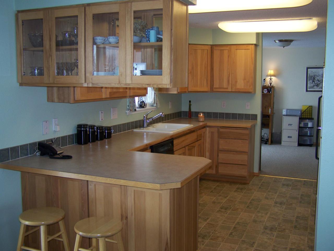 171 Schlect Road Yakima, WA 98908 - Photo 7 of 8 a kitchen that has a sink a table and chairs in it