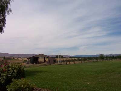 171 Schlect Road Yakima, WA 98908 - Photo 8 of 8 a view of a town with mountains in the background