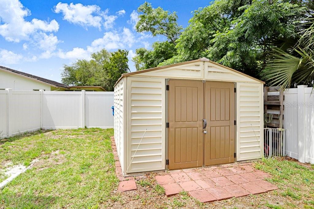 1632 Heather Place Palm Harbor, FL 34684 - Photo 46 of 53 a backyard of a house