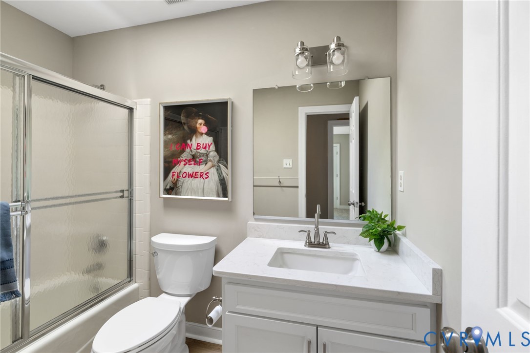 5704 Grove Forest Road Midlothian, VA 23112 - Photo 19 of 33 Full Hall Bathroom