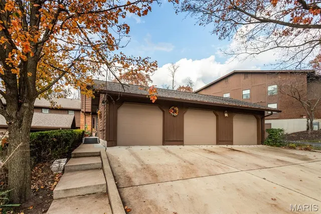 $349,900 | 2005 Meadowtree Lane, Kirkwood, MO 63122