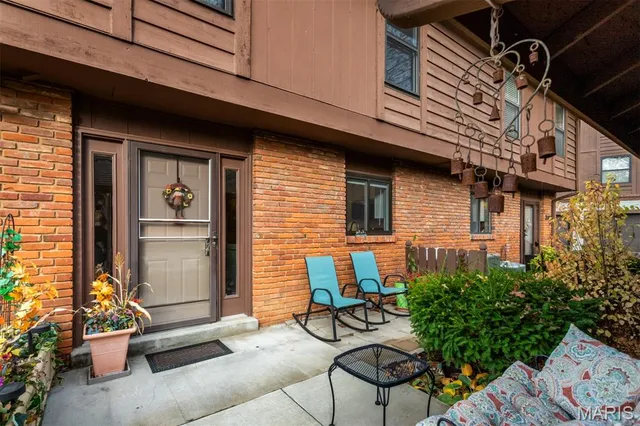 $349,000 | 2005 Meadowtree Lane, Kirkwood, MO 63122