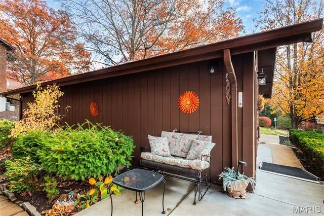 $349,000 | 2005 Meadowtree Lane, Kirkwood, MO 63122