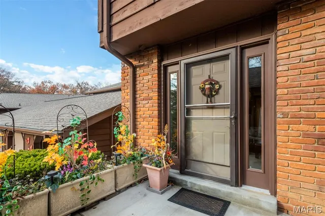 $349,000 | 2005 Meadowtree Lane, Kirkwood, MO 63122